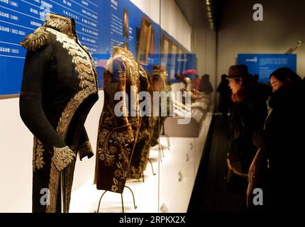 200119 -- ZHENGZHOU, 19 gennaio 2020 -- la gente guarda le mostre in una mostra su Napoleone Bonaparte a Zhengzhou, capitale della provincia di Henan della Cina centrale, 16 gennaio 2020. Una mostra nazionale su Napoleone Bonaparte è entrata a Zhengzhou, capitale della provincia di Henan della Cina centrale. I 155 set di 254 oggetti esposti includono dipinti, sculture, abbigliamento e oggetti legati a Napoleone Bonaparte. Sono inoltre esposti reperti culturali come il codice napoleonico, le lettere personali di Napoleone e il primo dizionario sino-francese della Francia. La mostra, che mostra gli alti e bassi di Napoleone Foto Stock