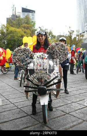 200120 -- CITTÀ DEL MESSICO, 20 gennaio 2020 -- Una donna partecipa a un concorso di decorazione zodiacale di bicicletta a città del Messico, in Messico, 19 gennaio 2020. Durante il concorso vengono esposte decine di decorazioni zodiacali, che hanno offerto al popolo messicano l'accesso alla cultura unica del capodanno cinese. MESSICO-CITTÀ DEL MESSICO-DECORAZIONI ZODIACALI-CONCORSO XINXYUEWEI PUBLICATIONXNOTXINXCHN Foto Stock