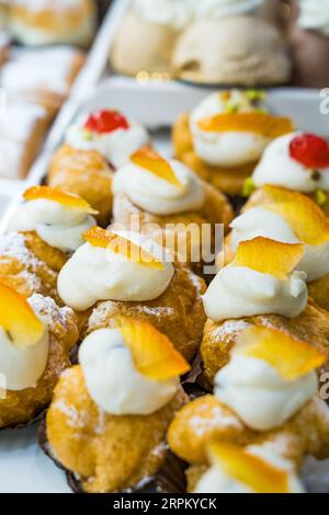 Panificio italiano, pasticceria tradizionale siciliana. Prodotti freschi e gustosi Foto Stock