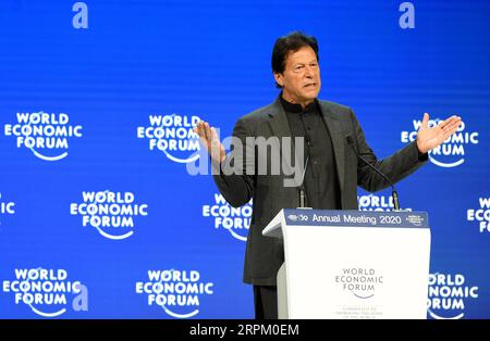 200123 -- DAVOS, 23 gennaio 2020 -- il primo ministro pakistano Imran Khan parla al meeting annuale WEF del World Economic Forum a Davos, in Svizzera, 22 gennaio 2020. RIUNIONE ANNUALE SVIZZERA-DAVOS-WEF-PAKISTAN PM GUOXCHEN PUBLICATIONXNOTXINXCHN Foto Stock