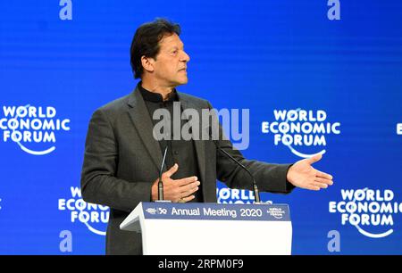 200123 -- DAVOS, 23 gennaio 2020 -- il primo ministro pakistano Imran Khan parla al meeting annuale WEF del World Economic Forum a Davos, in Svizzera, 22 gennaio 2020. RIUNIONE ANNUALE SVIZZERA-DAVOS-WEF-PAKISTAN PM GUOXCHEN PUBLICATIONXNOTXINXCHN Foto Stock