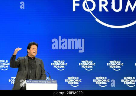 200123 -- DAVOS, 23 gennaio 2020 -- il primo ministro pakistano Imran Khan parla al meeting annuale WEF del World Economic Forum a Davos, in Svizzera, 22 gennaio 2020. RIUNIONE ANNUALE SVIZZERA-DAVOS-WEF-PAKISTAN PM GUOXCHEN PUBLICATIONXNOTXINXCHN Foto Stock