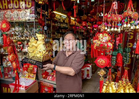 200123 -- MANILA, 23 gennaio 2020 -- Un uomo mostra un portafortuna cinese venduto al Chinatown di Manila, nelle Filippine, 23 gennaio 2020. Il prossimo Capodanno lunare cinese, o l'anno del Ratto, che cade il 25 gennaio di quest'anno. FILIPPINE-MANILA-CHINATOWN-PORTAFORTUNA E DECORAZIONI ROUELLEXUMALI PUBLICATIONXNOTXINXCHN Foto Stock