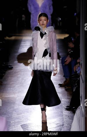 200123 -- PARIGI, 23 gennaio 2020 Xinhua -- Un modello presenta una creazione delle collezioni di alta moda Primavera/Estate 2020 di Valentino durante la settimana della moda di Parigi, in Francia, 22 gennaio 2020. Foto di Piero Biasion/Xinhua FRANCE-PARIS-FASHION WEEK-VALENTINO-HAUTE COUTURE PUBLICATIONxNOTxINxCHN Foto Stock