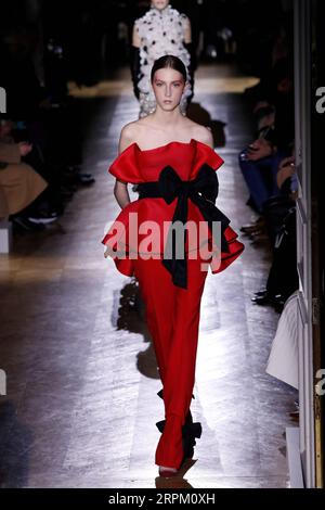 200123 -- PARIGI, 23 gennaio 2020 Xinhua -- Un modello presenta una creazione delle collezioni di alta moda Primavera/Estate 2020 di Valentino durante la settimana della moda di Parigi, in Francia, 22 gennaio 2020. Foto di Piero Biasion/Xinhua FRANCE-PARIS-FASHION WEEK-VALENTINO-HAUTE COUTURE PUBLICATIONxNOTxINxCHN Foto Stock