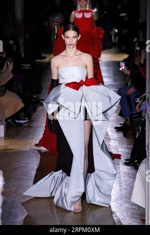 200123 -- PARIGI, 23 gennaio 2020 Xinhua -- Un modello presenta una creazione delle collezioni di alta moda Primavera/Estate 2020 di Valentino durante la settimana della moda di Parigi, in Francia, 22 gennaio 2020. Foto di Piero Biasion/Xinhua FRANCE-PARIS-FASHION WEEK-VALENTINO-HAUTE COUTURE PUBLICATIONxNOTxINxCHN Foto Stock