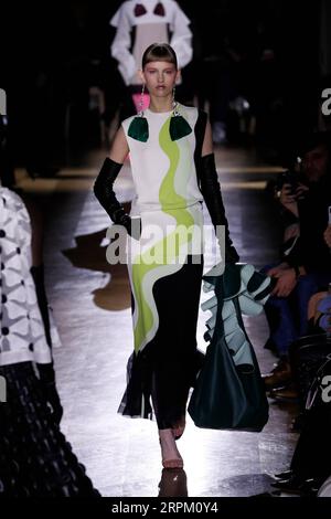 200123 -- PARIGI, 23 gennaio 2020 Xinhua -- Un modello presenta una creazione delle collezioni di alta moda Primavera/Estate 2020 di Valentino durante la settimana della moda di Parigi, in Francia, 22 gennaio 2020. Foto di Piero Biasion/Xinhua FRANCE-PARIS-FASHION WEEK-VALENTINO-HAUTE COUTURE PUBLICATIONxNOTxINxCHN Foto Stock