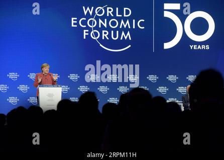 200123 -- DAVOS, 23 gennaio 2020 -- la cancelliera tedesca Angela Merkel parla al meeting annuale del World Economic Forum WEF a Davos, Svizzera, 23 gennaio 2020. RIUNIONE ANNUALE SVIZZERA-DAVOS-WEF-MERKEL GUOXCHEN PUBLICATIONXNOTXINXCHN Foto Stock