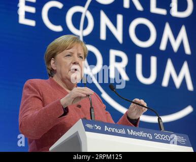 200123 -- DAVOS, 23 gennaio 2020 -- la cancelliera tedesca Angela Merkel parla al meeting annuale del World Economic Forum WEF a Davos, Svizzera, 23 gennaio 2020. RIUNIONE ANNUALE SVIZZERA-DAVOS-WEF-MERKEL GUOXCHEN PUBLICATIONXNOTXINXCHN Foto Stock