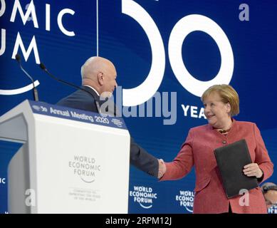 200123 -- DAVOS, 23 gennaio 2020 -- la cancelliera tedesca Angela Merkel R stringe la mano a Klaus Schwab, fondatore e presidente esecutivo del World Economic Forum WEF, al meeting annuale del WEF a Davos, in Svizzera, 23 gennaio 2020. RIUNIONE ANNUALE SVIZZERA-DAVOS-WEF-MERKEL GUOXCHEN PUBLICATIONXNOTXINXCHN Foto Stock