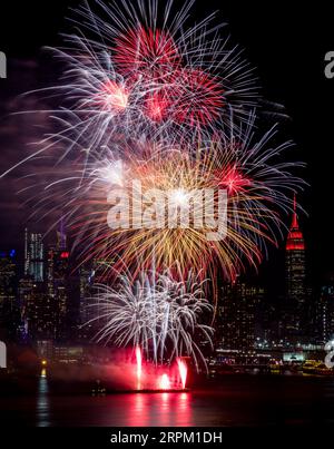 200124 -- NEW YORK, 24 gennaio 2020 -- i fuochi d'artificio esplodono sopra il fiume Hudson a New York, negli Stati Uniti, il 23 gennaio 2020, per celebrare il prossimo Capodanno lunare cinese. U.S.-NEW YORK-CHINA-LUNAR CAPODANNO-FUOCHI D'ARTIFICIO WANGXYING PUBLICATIONXNOTXINXCHN Foto Stock