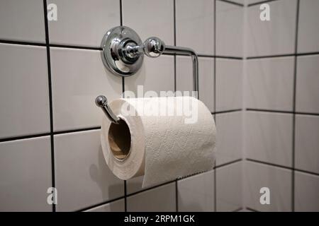 Bagno, design degli interni e decorazione britannica nell'hotel decorato con piastrelle bianche e mobili vicino a Paddington- Londra, Regno Unito Foto Stock