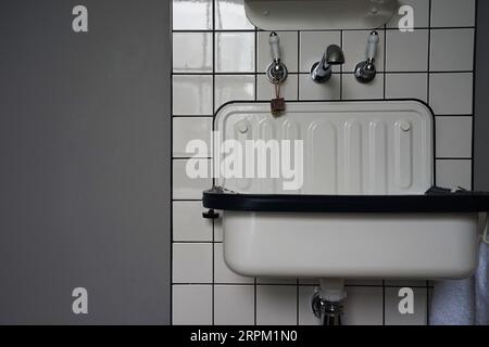 Bagno, design degli interni e decorazione britannica nell'hotel decorato con piastrelle bianche e mobili vicino a Paddington- Londra, Regno Unito Foto Stock