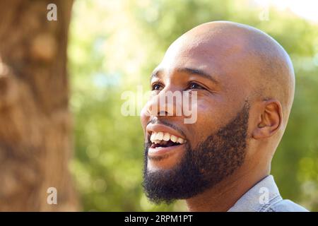 Ritratto di un uomo sorridente all'aperto in Garden Park o in campagna Foto Stock