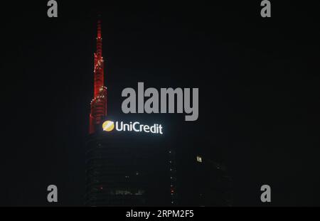 200126 -- MILANO, 26 gennaio 2020 -- la cima della Torre UniCredit è illuminata con luce rossa per celebrare il Capodanno lunare cinese a Milano, Italia, il 25 gennaio 2020. ITALIA-MILANO-CAPODANNO CINESE-UNICREDIT TOWER-LIGHTING CHENGXTINGTING PUBLICATIONXNOTXINXCHN Foto Stock