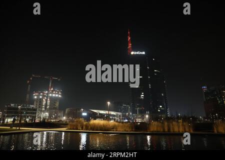 200126 -- MILANO, 26 gennaio 2020 -- la cima della Torre UniCredit è illuminata con luce rossa per celebrare il Capodanno lunare cinese a Milano, Italia, il 25 gennaio 2020. ITALIA-MILANO-CAPODANNO CINESE-UNICREDIT TOWER-LIGHTING CHENGXTINGTING PUBLICATIONXNOTXINXCHN Foto Stock