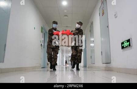 News Bilder des Tages 200126 -- WUHAN, 26 gennaio 2020 -- i membri di una squadra medica militare trasportano rifornimenti all'ospedale Wuhan Jinyintan di Wuhan, provincia di Hubei, nella Cina centrale, il 26 gennaio 2020. Tre squadre di personale militare per un totale di 450 persone, che hanno volato a Wuhan venerdì sera, hanno immediatamente iniziato a lavorare in tre ospedali designati a Wuhan. CHINA-WUHAN-MILITARY MEDICS-AIDCN Chengxmin PUBLICATIONxNOTxINxCHN Foto Stock