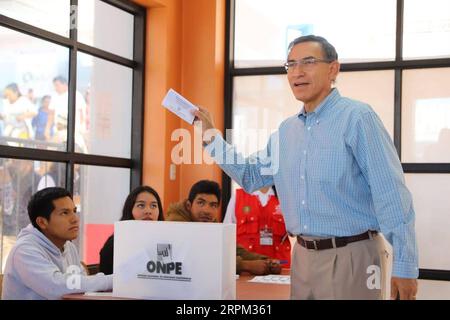 200127 -- LIMA, 27 gennaio 2020 Xinhua -- il presidente del Perù Martin Vizcarra pronuncia il suo voto durante le elezioni del Congresso in un collegio elettorale a Moquegua, in Perù, il 26 gennaio 2020. Il presidente del Perù Martin Vizcarra domenica ha votato alle elezioni per una nuova legislatura, circa cinque mesi dopo lo scioglimento di un Congresso che stava resistendo alle sue riforme anti-corruzione. Circa 24.799.384 elettori registrati possono eleggere 130 membri del Congresso su un campo di oltre 2.300 candidati da 21 partiti politici. I nuovi legislatori completeranno il periodo congressuale 2016-2021. ANDINA/Handout via Xinhua Foto Stock