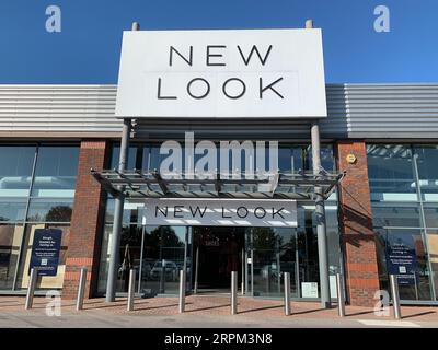 Slough, Berkshire, Regno Unito. 4 settembre 2023. Il negozio di abbigliamento New Look presso il Bath Road Shopping Park sulla A4 a Slough chiuderà martedì 5 settembre. Anche il vicino look Windsor New sta chiudendo lo stesso giorno. Il Bath Road Shopping Park è stato venduto a SEGRO per 120 milioni di sterline all'inizio di quest'anno. Sono stati inoltrati piani per la creazione di un data center sul sito. Slough ha già una grande popolazione di data center. Credito: Maureen McLean/Alamy Live News Foto Stock