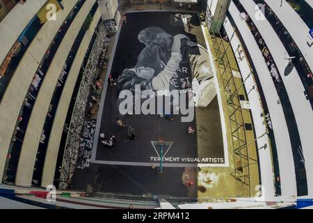 News Bilder des Tages 200128 -- CITTÀ DI TAGUIG, 28 gennaio 2020 -- gli artisti dipingono un gigantesco murale sul pavimento di un campo da basket in onore della stella NBA Kobe Bryant e di sua figlia Gianna a Taguig City, Filippine, 28 gennaio 2020. Kobe Bryant e sua figlia Gianna sono due delle nove persone uccise in un incidente in elicottero a Calabasas, nel sud della California, domenica. SPPHILIPPINES-TAGUIG CITY-MURAL-KOBE ROUELLExUMALI PUBLICATIONxNOTxINxCHN Foto Stock