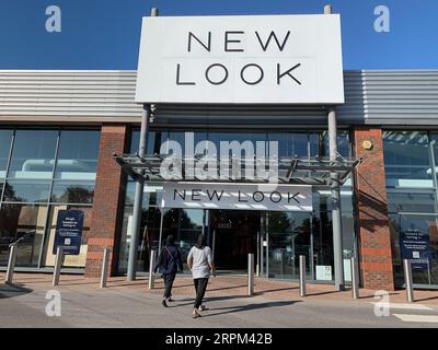 Slough, Berkshire, Regno Unito. 4 settembre 2023. Il negozio di abbigliamento New Look presso il Bath Road Shopping Park sulla A4 a Slough chiuderà martedì 5 settembre. Anche il vicino look Windsor New sta chiudendo lo stesso giorno. Il Bath Road Shopping Park è stato venduto a SEGRO per 120 milioni di sterline all'inizio di quest'anno. Sono stati inoltrati piani per la creazione di un data center sul sito. Slough ha già una grande popolazione di data center. Credito: Maureen McLean/Alamy Live News Foto Stock