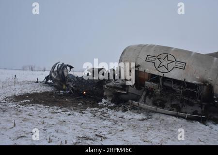 200128 -- GHAZNI, 28 gennaio 2020 -- foto scattata il 27 gennaio 2020 mostra il relitto dell'aereo precipitato nel distretto di Deh Yak della provincia di Ghazni, Afghanistan. I talebani afghani hanno affermato lunedì che i suoi combattenti hanno abbattuto un aereo statunitense nella provincia orientale di Ghazni, mentre l'esercito statunitense ha detto che non ci sono indicazioni che lo schianto sia stato causato dal fuoco nemico. Foto di Saifullah/Xinhua AFGHANISTAN-GHAZNI-U.S.-AIRCRAFT-CRASH XinhuaxKabul PUBLICATIONxNOTxINxCHN Foto Stock