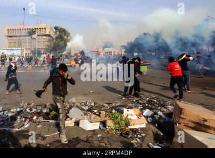 200128 -- BAGHDAD, 28 gennaio 2020 -- la polizia antisommossa spara gas lacrimogeni per disperdere i manifestanti anti anti-governativi a Baghdad, capitale dell'Iraq, 28 gennaio 2020. Decine di manifestanti anti anti-governativi hanno continuato a protestare martedì, chiedendo riforme globali, lotta alla corruzione, migliori servizi pubblici e maggiori opportunità di lavoro. Khalil Dawood IRAQ-BAGHDAD-PROTESTA BaixPing PUBLICATIONxNOTxINxCHN Foto Stock