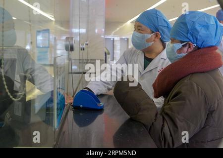 200130 -- CHANGCHUN, 30 gennaio 2020 -- Un paziente curato R, accompagnato da uno staff medico, passa attraverso le formalità di dimissione in un ospedale a Changchun, nella provincia di Jilin della Cina nord-orientale, 30 gennaio 2020. Il paziente, che è stato il primo a cui è stata diagnosticata una nuova polmonite da coronavirus 2019-nCoV a Jilin, è stato curato ed è stato dimesso dall'ospedale il giovedì. CHINA-JILIN-CHANGCHUN-NOVEL CORONAVIRUS-CURED PATIENT CN ZHANGXNAN PUBLICATIONXNOTXINXCHN Foto Stock