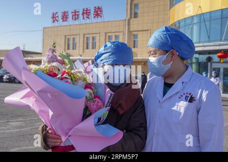 200130 -- CHANGCHUN, 30 gennaio 2020 -- Un paziente curato, accompagnato da uno staff medico, esce da un ospedale a Changchun, provincia di Jilin, Cina nord-orientale, 30 gennaio 2020. Il paziente, che è stato il primo a cui è stata diagnosticata una nuova polmonite da coronavirus 2019-nCoV a Jilin, è stato curato ed è stato dimesso dall'ospedale il giovedì. CHINA-JILIN-CHANGCHUN-NOVEL CORONAVIRUS-CURED PATIENT CN ZHANGXNAN PUBLICATIONXNOTXINXCHN Foto Stock