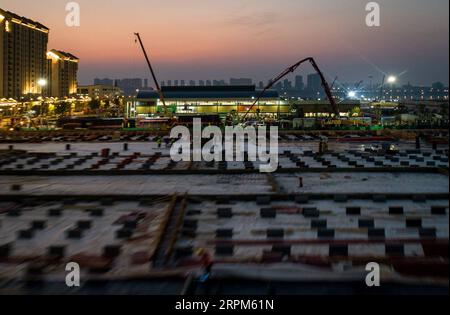 200130 -- WUHAN, 30 gennaio 2020 -- foto aerea scattata il 30 gennaio 2020 mostra il cantiere dell'ospedale di montagna Leishenshan Thunder God a Wuhan, nella provincia di Hubei nella Cina centrale. Wuhan sta costruendo due ospedali per trattare i pazienti affetti da polmonite infettati dal nuovo coronavirus. A partire da giovedì a mezzogiorno, circa il 40% dell'ospedale Leishenshan è stato completato, e si prevede che sarà messo in uso il 5 febbraio. CHINA-HUBEI-WUHAN-LEISHENSHAN HOSPITAL-CONSTRUCTION CN XIAOXYIJIU PUBLICATIONXNOTXINXCHN Foto Stock