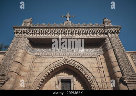 Cancelli d'ingresso principali della Chiesa copta ortodossa di Santa Vergine Maria, nota anche come Chiesa sospesa. Cairo, Egitto Foto Stock