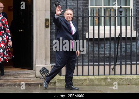 200130 -- LONDRA, 30 gennaio 2020 Xinhua -- il Segretario di Stato americano Mike Pompeo lascia dopo aver incontrato il primo Ministro britannico Boris Johnson al 10 di Downing Street a Londra, in Gran Bretagna, il 30 gennaio 2020. Foto di Ray Tang/Xinhua BRITAIN-LONDON-MIKE POMPEO-BORIS JOHNSON-MEETING PUBLICATIONxNOTxINxCHN Foto Stock