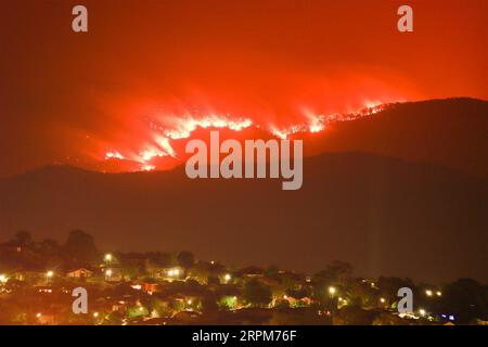 200201 -- CANBERRA, 1 febbraio 2020 -- foto scattata il 31 gennaio 2020 mostra un incendio nella Orroral Valley, a sud di Canberra, in Australia. Le autorità hanno dichiarato lo stato di emergenza dell'incendio nell'Australian Capital Territory ACT. Il primo ministro Andrew Barr ha annunciato lo stato di emergenza venerdì. Segna la prima volta che nel territorio è stato dichiarato lo stato di emergenza dai 2003 incendi boschivi che hanno ucciso quattro persone e distrutto quasi 500 edifici. Foto di /Xinhua AUSTRALIA-CANBERRA-BUSHFIRE-STATO DI EMERGENZA LiuxChangchang PUBLICATIONxNOTxINxCHN Foto Stock