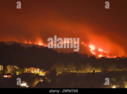 200201 -- CANBERRA, 1 febbraio 2020 -- foto scattata il 31 gennaio 2020 mostra un incendio nella Orroral Valley, a sud di Canberra, in Australia. Le autorità hanno dichiarato lo stato di emergenza dell'incendio nell'Australian Capital Territory ACT. Il primo ministro Andrew Barr ha annunciato lo stato di emergenza venerdì. Segna la prima volta che nel territorio è stato dichiarato lo stato di emergenza dai 2003 incendi boschivi che hanno ucciso quattro persone e distrutto quasi 500 edifici. Foto di /Xinhua AUSTRALIA-CANBERRA-BUSHFIRE-STATO DI EMERGENZA LiuxChangchang PUBLICATIONxNOTxINxCHN Foto Stock