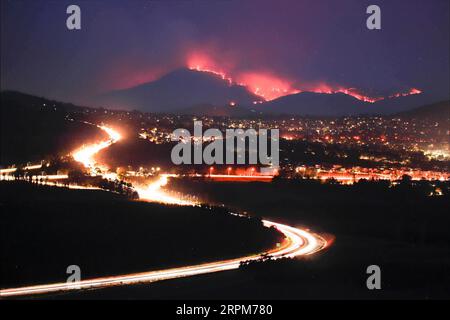 200201 -- CANBERRA, 1 febbraio 2020 -- foto scattata il 31 gennaio 2020 mostra un incendio nella Orroral Valley, a sud di Canberra, in Australia. Le autorità hanno dichiarato lo stato di emergenza dell'incendio nell'Australian Capital Territory ACT. Il primo ministro Andrew Barr ha annunciato lo stato di emergenza venerdì. Segna la prima volta che nel territorio è stato dichiarato lo stato di emergenza dai 2003 incendi boschivi che hanno ucciso quattro persone e distrutto quasi 500 edifici. Foto di /Xinhua AUSTRALIA-CANBERRA-BUSHFIRE-STATO DI EMERGENZA LiuxChangchang PUBLICATIONxNOTxINxCHN Foto Stock