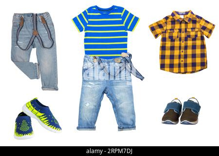 Collage di abiti autunnali per ragazzi isolati. Collezione di abbigliamento maschile per bambini. Abbigliamento alla moda per bambini. Jeans colorati ed eleganti, maglione, Foto Stock