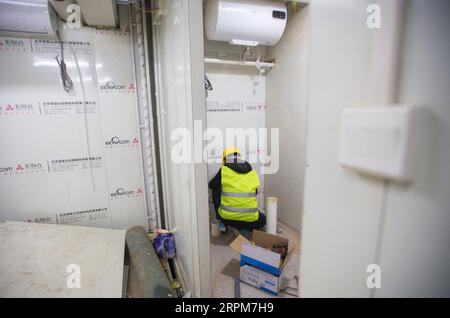 200201 -- WUHAN, 1 febbraio 2020 -- Un operaio lavora nel cantiere dell'Huoshenshan Fire God Mountain Hospital a Wuhan, provincia di Hubei, Cina centrale, 1 febbraio 2020. Secondo il piano, la costruzione dell'ospedale sarà completata il 2 febbraio. SPOT NEWSCHINA-WUHAN-HUOSHENSHAN HOSPITAL-INTERIOR VIEW CN XIAOXYIJIU PUBLICATIONXNOTXINXCHN Foto Stock