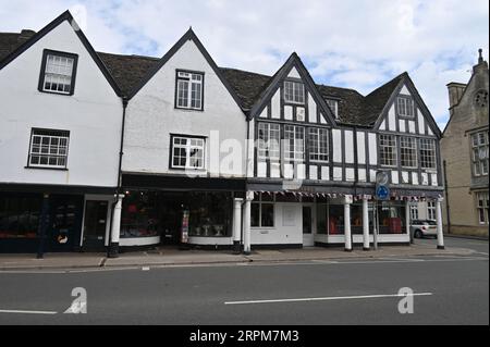 Una fila di negozi a Long Street, Tetbury, Gloucestershire Foto Stock