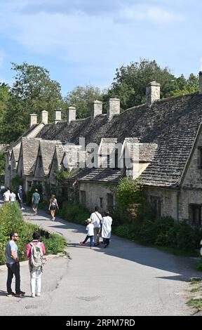 Arlington Row, una fila fotogenica di case storiche nel villaggio Cotswold di Bibury, Gloucestershire Foto Stock