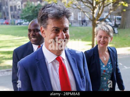 Londra, Regno Unito. 5 settembre 2023. L a R DAVID LAMMY Segretario di Stato ombra per gli affari esteri, del Commonwealth e dello sviluppo, ed MILIBAND Segretario di Stato ombra per il cambiamento climatico e Net Zero, e YVETTE COOPER Segretario di Stato ombra per il Dipartimento degli interni, arrivano per una riunione del gabinetto ombra del Partito Laburista a Westminster. Crediti fotografici: Ben Cawthra/Sipa USA credito: SIPA USA/Alamy Live News Foto Stock