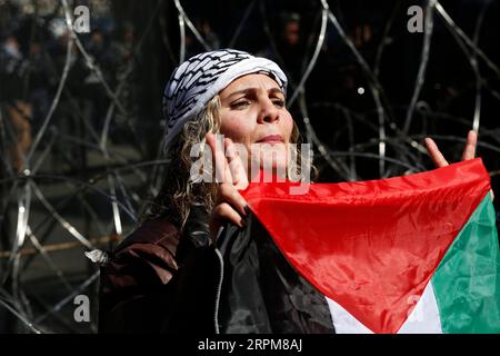 200202 -- BEIRUT, 2 febbraio 2020 Xinhua -- Una donna prende parte a una protesta nei pressi dell'ambasciata degli Stati Uniti ad Awkar, Monte Libano, Libano, il 2 febbraio 2020. Centinaia di manifestanti hanno manifestato domenica vicino all'ambasciata degli Stati Uniti contro il piano di pace in Medio Oriente annunciato dal presidente degli Stati Uniti Donald Trump, ha riferito la National News Agency. Foto di Bilal Jawich/Xinhua LEBANON-AWKAR-U.S.-MIDDLE EAST PEACE PLAN-PROTEST PUBLICATIONxNOTxINxCHN Foto Stock