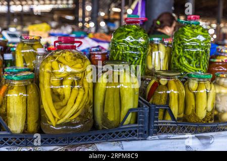 Mercato agricolo coperto a Telavi, la capitale della provincia georgiana di Kakheti Foto Stock