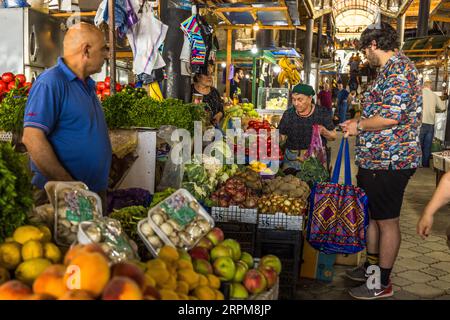 Mercato agricolo coperto a Telavi, la capitale della provincia georgiana di Kakheti Foto Stock