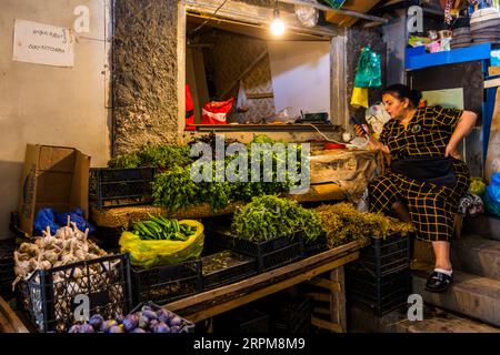 Mercato agricolo coperto a Telavi, la capitale della provincia georgiana di Kakheti Foto Stock
