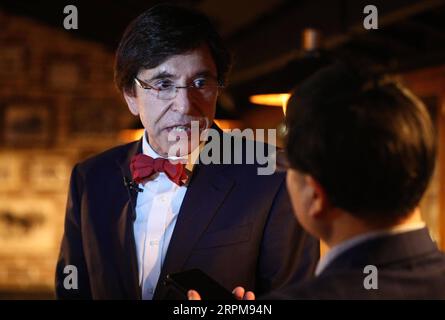 200204 -- PECHINO, 4 febbraio 2020 -- Elio di Rupo, ex primo ministro del Belgio e ministro-presidente in carica del governo vallone, riceve un'intervista con Xinhua ad Asquillies, Belgio, 30 gennaio 2020. CHINA-CORONAVIRUS EPIDEMIC-FIGHT-EFFORT CN ZHENGXHUANSONG PUBLICATIONXNOTXINXCHN Foto Stock