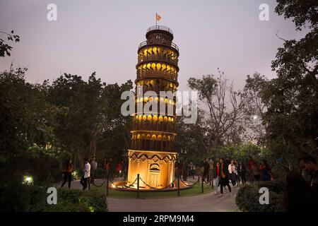 200204 -- NUOVA DELHI, 4 febbraio 2020 -- i visitatori vedono una replica della Torre Pendente di Pisa installata in un parco pubblico a nuova Delhi, India, il 4 febbraio 2020. Rottami scartati come barre di ferro, parti di ricambio per auto e tubi sono stati utilizzati per creare sette meraviglie iconiche del mondo nel parco pubblico di nuova Delhi, attirando molti visitatori. INDIA-NUOVA DELHI-REPLICHE DI SETTE MERAVIGLIE JAVEDXDAR PUBLICATIONXNOTXINXCHN Foto Stock