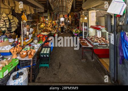 Mercato agricolo coperto a Telavi, la capitale della provincia georgiana di Kakheti Foto Stock