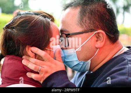 2020 Bilder des Jahres, News 02 February uar News Themen der Woche KW06 News Bilder des Tages 200205 -- FUZHOU, 5 febbraio 2020 -- Zhuang Yanjuan L, un membro del team medico, dice addio al marito prima di partire per la provincia di Hubei a Fuzhou, provincia del Fujian della Cina sud-orientale, 4 febbraio 2020. Un team medico composto da 100 infermieri clinici a Fujian è partito per Wuhan martedì per aiutare i nuovi sforzi di controllo del coronavirus lì. CHINA-FUJIAN-MEDICAL TEAM-NURSE-AID CN WEIXPEIQUAN PUBLICATIONXNOTXINXCHN Foto Stock