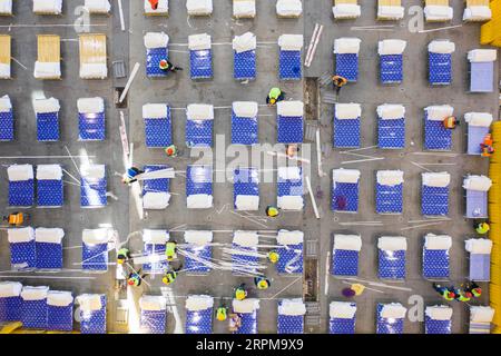 200205 -- WUHAN, 5 febbraio 2020 -- foto aerea scattata il 4 febbraio 2020 mostra l'interno di Wuhan Livingroom , un luogo convertito in un ospedale improvvisato per ricevere pazienti infettati dal nuovo coronavirus, a Wuhan, nella provincia di Hubei della Cina centrale. PER SEGUIRE I TITOLI DI XINHUA DI FEB. 5, 2020. CHINA-HUBEI-WUHAN-CORONAVIRUS-IMPROVVISATO OSPEDALI CN CAIXYANG PUBLICATIONXNOTXINXCHN Foto Stock