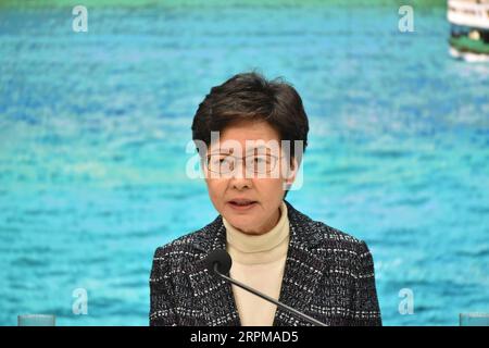 200205 -- HONG KONG, 5 febbraio 2020 Xinhua -- Amministratore delegato della regione amministrativa speciale di Hong Kong HKSAR Carrie Lam partecipa a una conferenza stampa a Hong Kong, nel sud della Cina, 5 febbraio 2020. Hong Kong richiederà a tutti i viaggiatori in arrivo dalla Cina continentale di sottoporsi a quarantena obbligatoria per 14 giorni per frenare ulteriormente la diffusione del nuovo coronavirus, Lam ha annunciato mercoledì. Xinhua/lui Siu Wai CHINA-HONG KONG-NOVEL CORONAVIRUS-INBOUND TRAVELERS-MANDATORY QUARANTINE CN PUBLICATIONxNOTxINxCHN Foto Stock